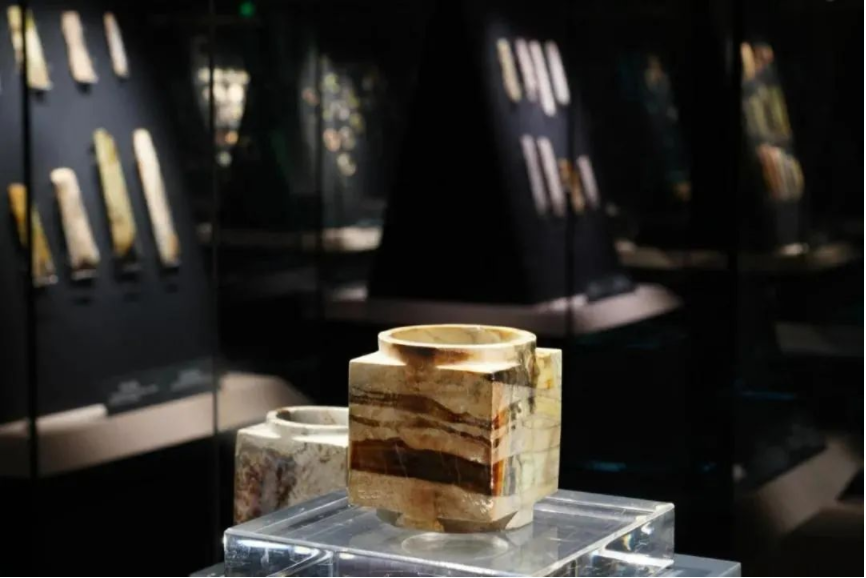 看到這張照片，你是不是以為玉琮在“裸展”？沒錯，確實像。但它真的沒有裸展